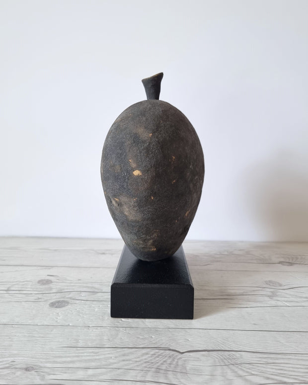 Tremaen Ceramic Alf Ekberg for Källna Studio Pottery, Black Stoneware Gold Gilding Damson Sculpture, Swedish