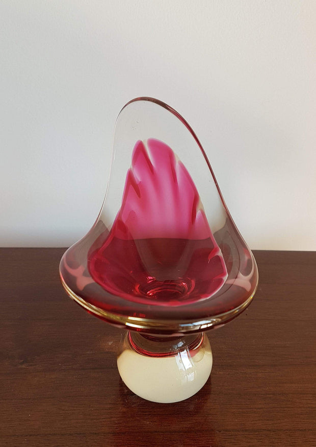 Flygsfors Glas Glass Collectors: 1954 Swedish Flygsfors Coquille Shell Series by Paul Kedelv Pink Art Glass Dish - Signed