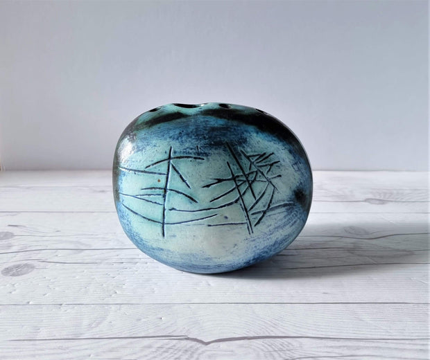 Studio Pottery Ceramic Cornish Studio Pottery, Tremaen, Tremar att. Modernist Pebble / Moon Vase, 1970s-80s, British