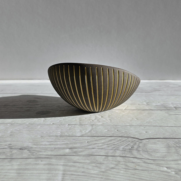 Upsala Ekeby Ceramic Hjordis Oldfors for Upsala Ekeby, 1954 'Kokos' (Coconut) Series, Modernist Sculptural Sgraffito Dish