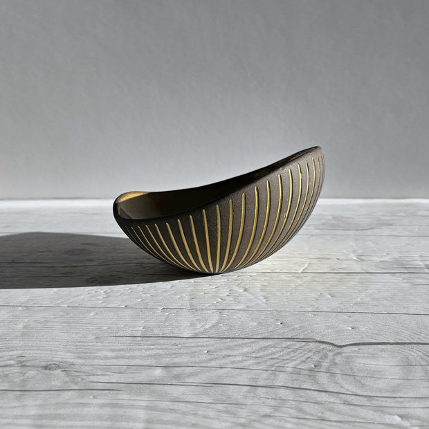 Upsala Ekeby Ceramic Hjordis Oldfors for Upsala Ekeby, 1954 'Kokos' (Coconut) Series, Modernist Sculptural Sgraffito Dish