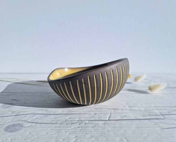 Upsala Ekeby Ceramic Hjordis Oldfors for Upsala Ekeby, 1954 'Kokos' (Coconut) Series, Modernist Sculptural Sgraffito Dish