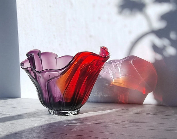 Hineri Iwatsu Glass Iwatsu Hineri Glassworks att, Scarlet and Violet Art Glass Abstract Anemone Centrepiece, 1960s-70s