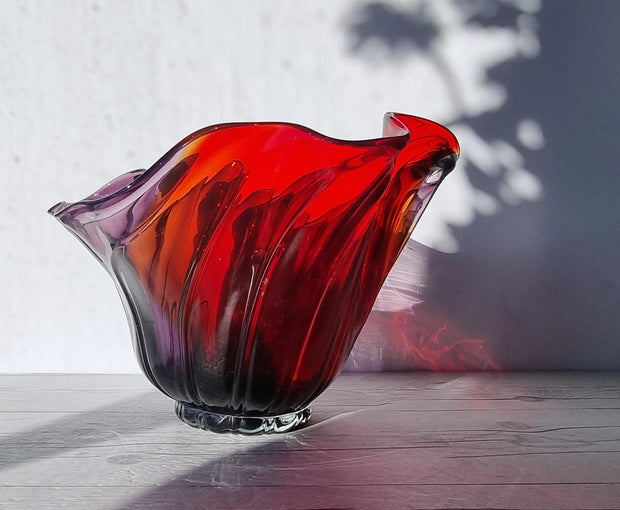 Hineri Iwatsu Glass Iwatsu Hineri Glassworks att, Scarlet and Violet Art Glass Abstract Anemone Centrepiece, 1960s-70s