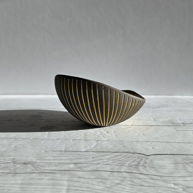 Upsala Ekeby Ceramic Hjordis Oldfors for Upsala Ekeby, 1954 'Kokos' (Coconut) Series, Modernist Sculptural Sgraffito Dish