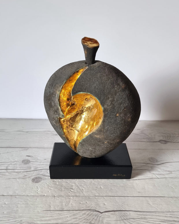 Tremaen Ceramic Alf Ekberg for Källna Studio Pottery, Black Stoneware Gold Gilding Damson Sculpture, Swedish